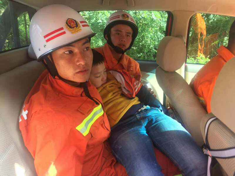 Terremoto de 7.0 graus: Bombeiros de Sichuan trasnferem 3000 pessoas para abrigo de segurança