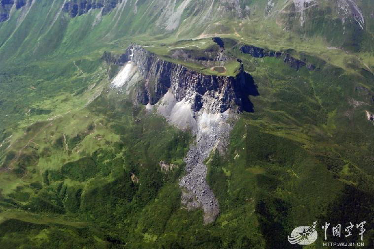 Avião militar captura fotos aéreas da região afetada pelo terremoto