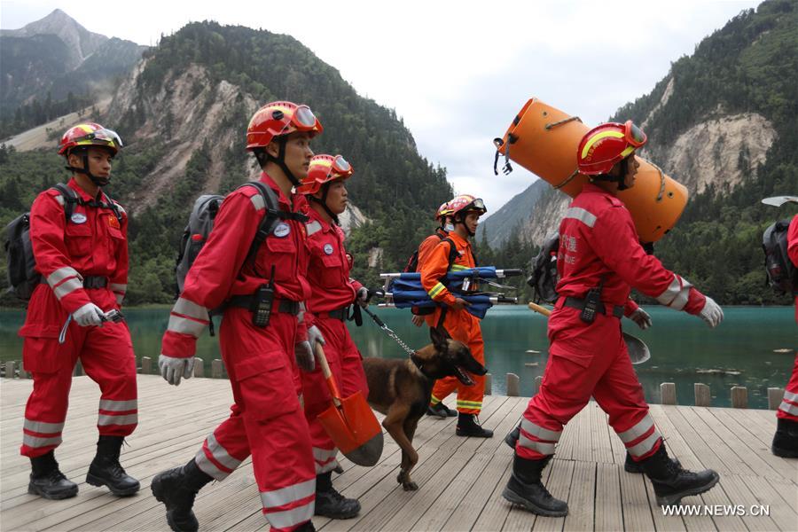 Terremoto de Sichuan: Equipes de resgate prosseguem buscas de salvamento