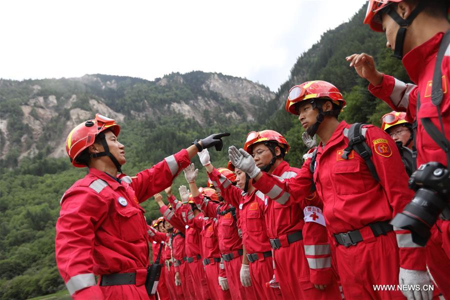 Terremoto de Sichuan: Equipes de resgate prosseguem buscas de salvamento