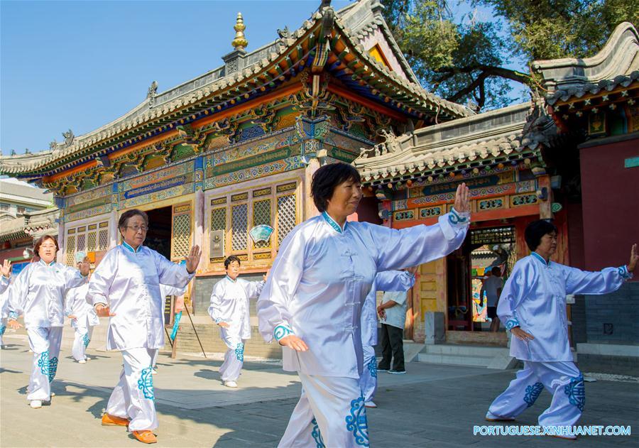 Idosos praticam Tai chi na Mongólia Interior