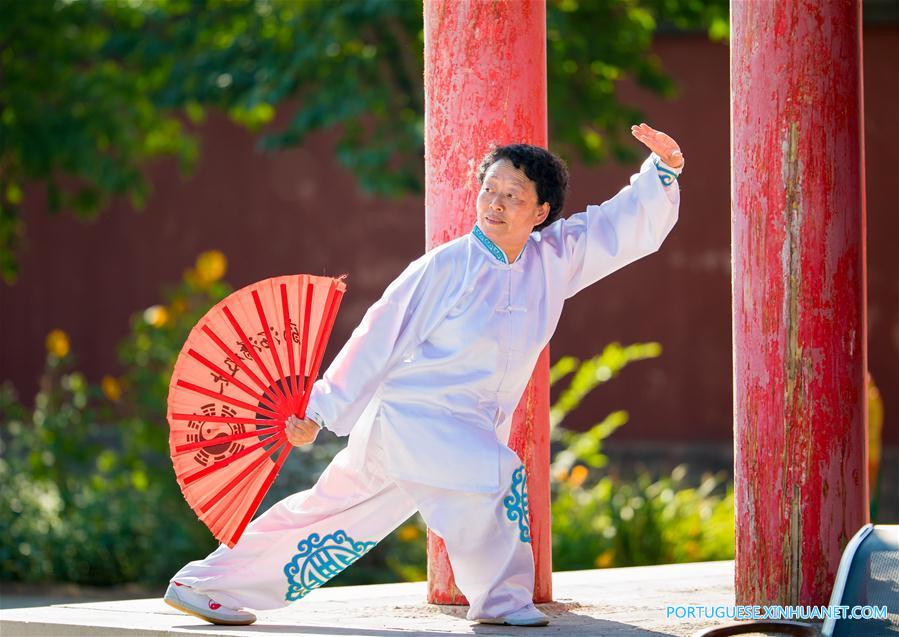 Idosos praticam Tai chi na Mongólia Interior