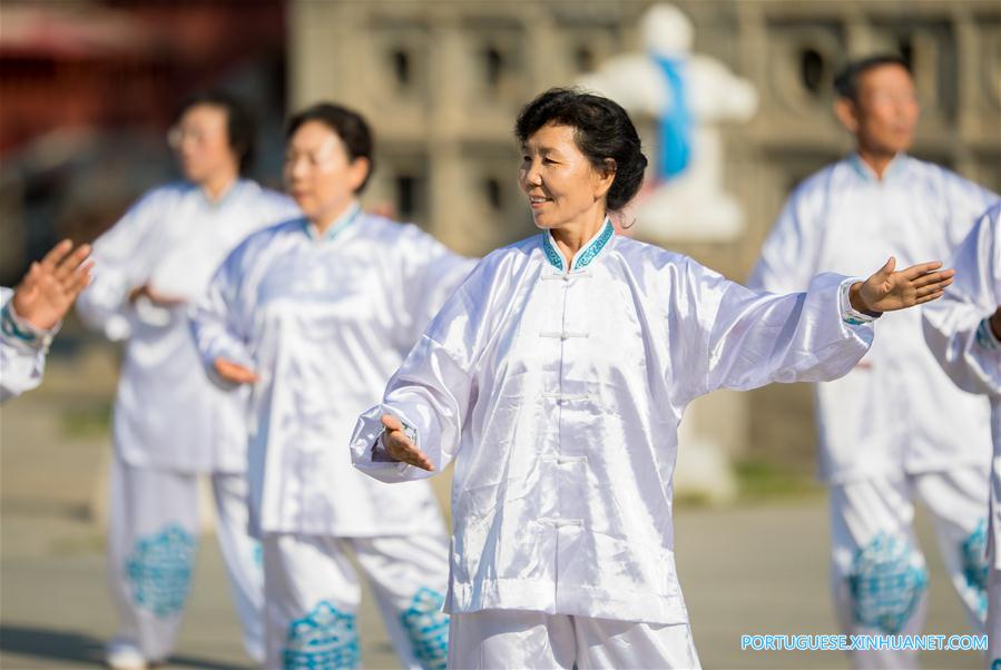 Idosos praticam Tai chi na Mongólia Interior