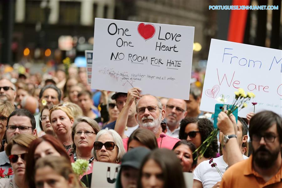 Centenas de pessoas se reúnem em homenagem às vítimas de Charlottesville