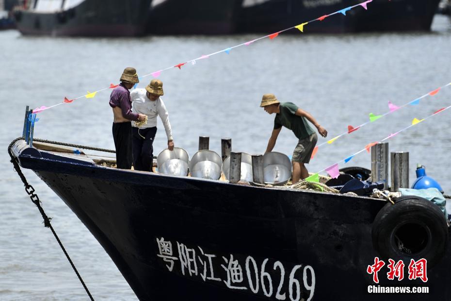 Pescadores preparam barcos para época de pesca no Mar do Sul da China