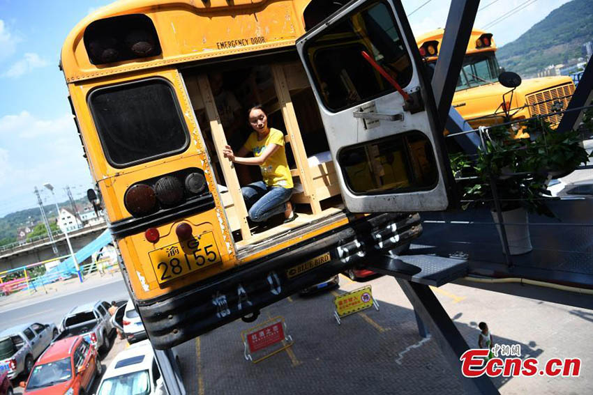 Autocarro escolar convertido em albergue atrai visitantes em Chongqing