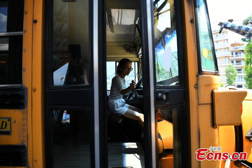 Autocarro escolar convertido em albergue atrai visitantes em Chongqing