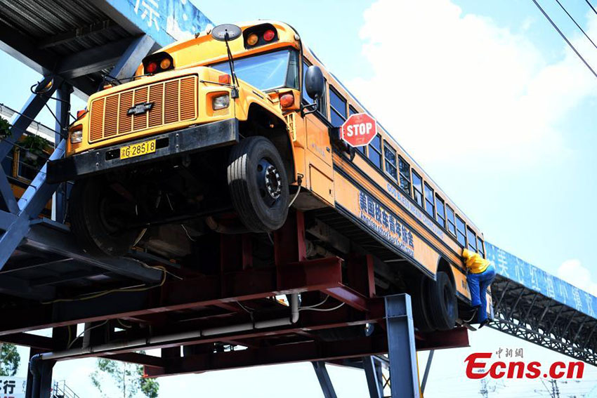 Autocarro escolar convertido em albergue atrai visitantes em Chongqing