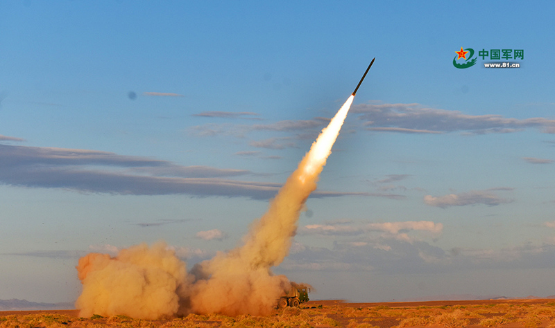 Manobra militar com fogo real realizada em deserto no noroeste da China