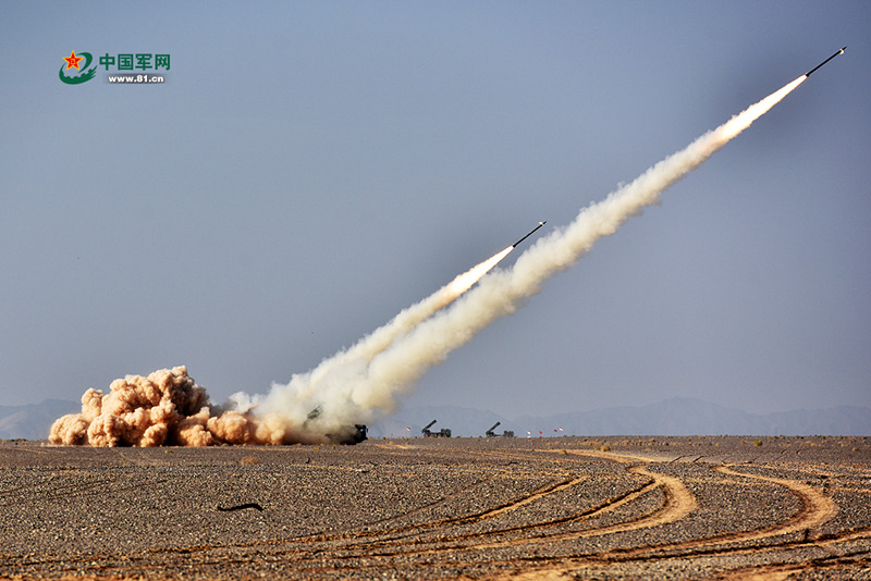 Manobra militar com fogo real realizada em deserto no noroeste da China