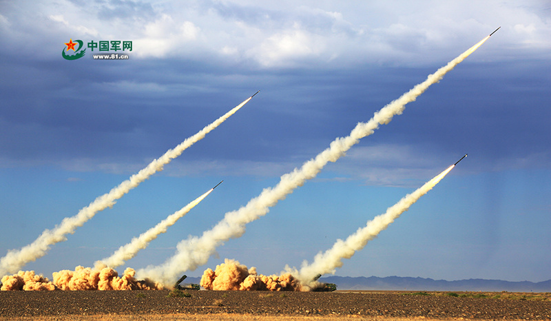 Manobra militar com fogo real realizada em deserto no noroeste da China