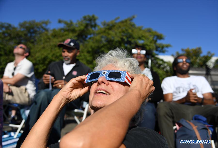 Milhares de americanos assistiram a eclipse solar total