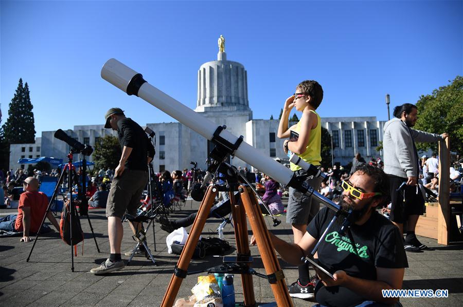 Milhares de americanos assistiram a eclipse solar total