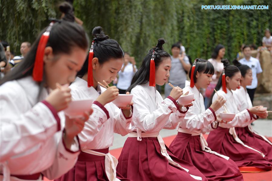 Garotas participam de cerimônia que celebra a chegada da idade adulta em Hebei