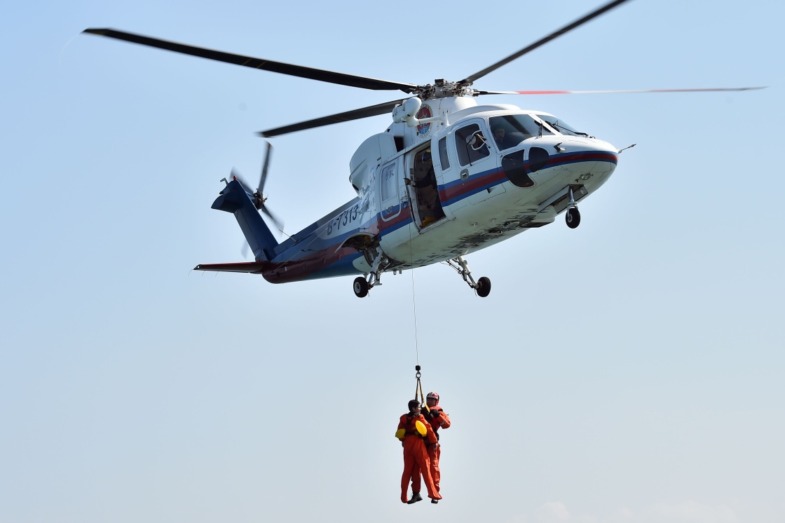 Astronautas chineses e europeus realizam treinamento de sobrevivência no mar