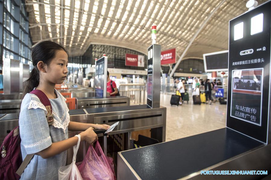 Dispositivos de reconhecimento facial são instalados na estação ferroviária de Wuhan