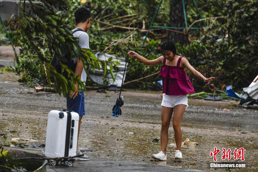 Tufão mais forte do ano provoca mortos e feridos no sul da China