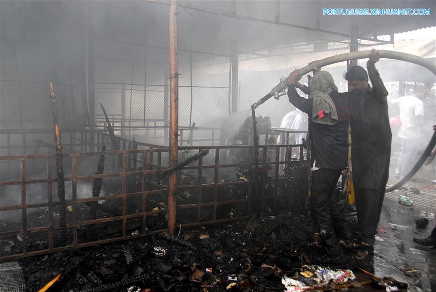 Fogo em mercado destrói centenas de lojas em Islamabad, no Paquistão