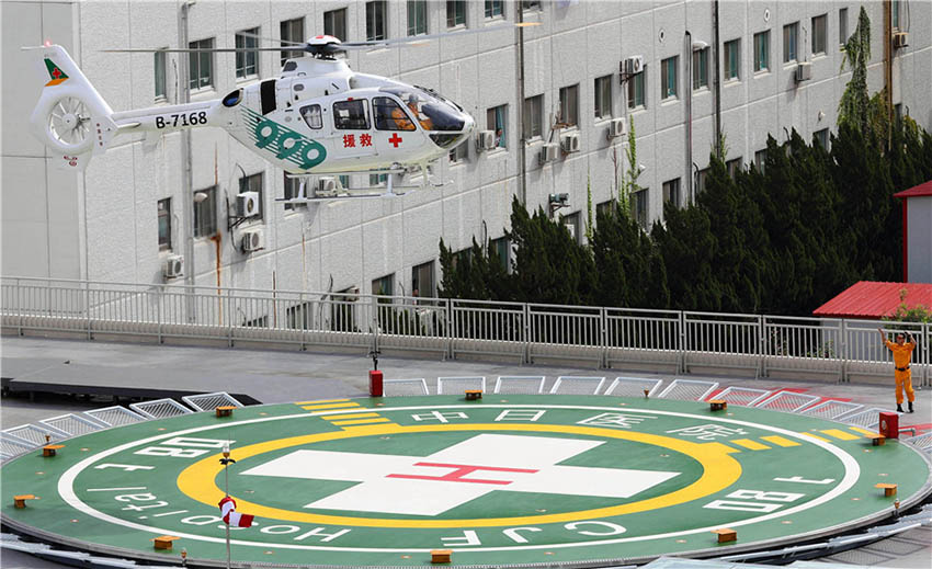 Hospital em Beijing inaugura edifício de estacionamento automóvel com heliporto