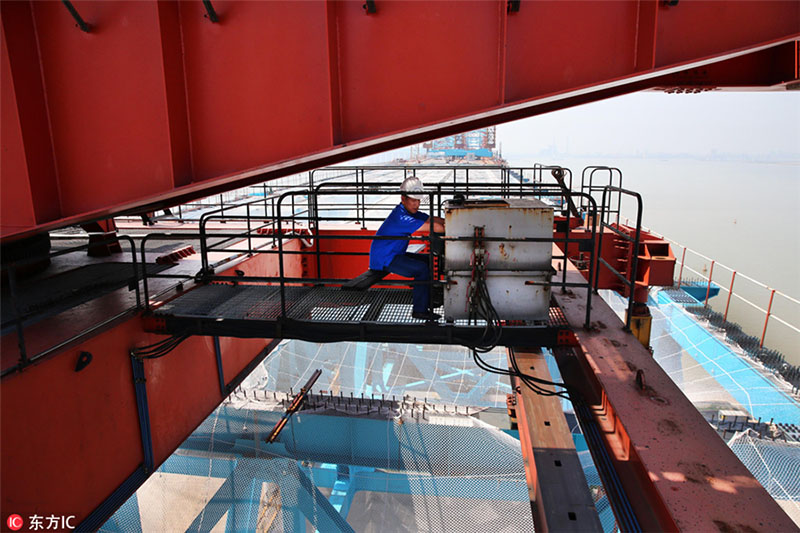 Panorama aéreo da construção da Ponte Hutong sobre o Rio Yangtzé