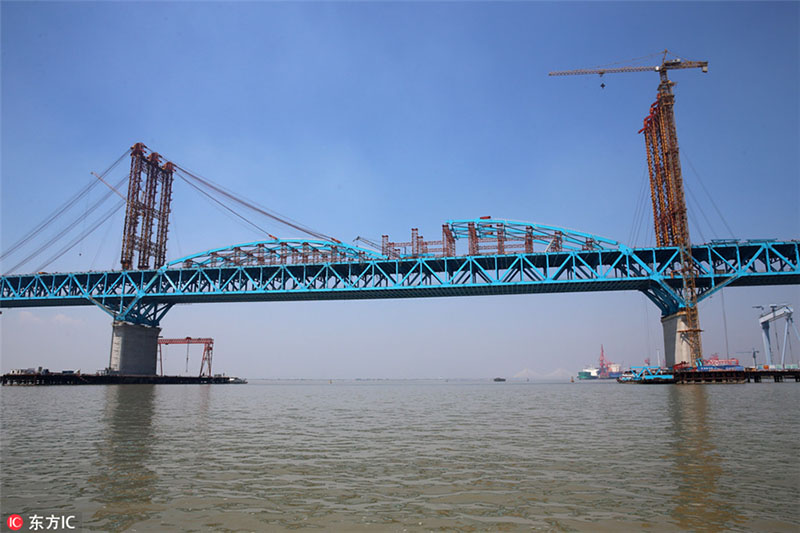 Panorama aéreo da construção da Ponte Hutong sobre o Rio Yangtzé