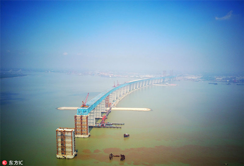 Panorama aéreo da construção da Ponte Hutong sobre o Rio Yangtzé