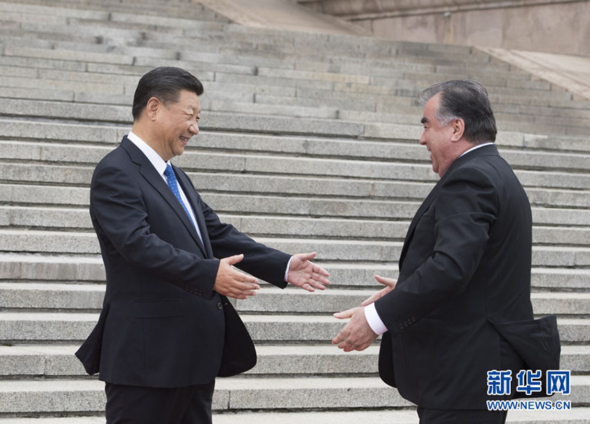 Xi Jinping se encontra com seu colega do Tajiquistão