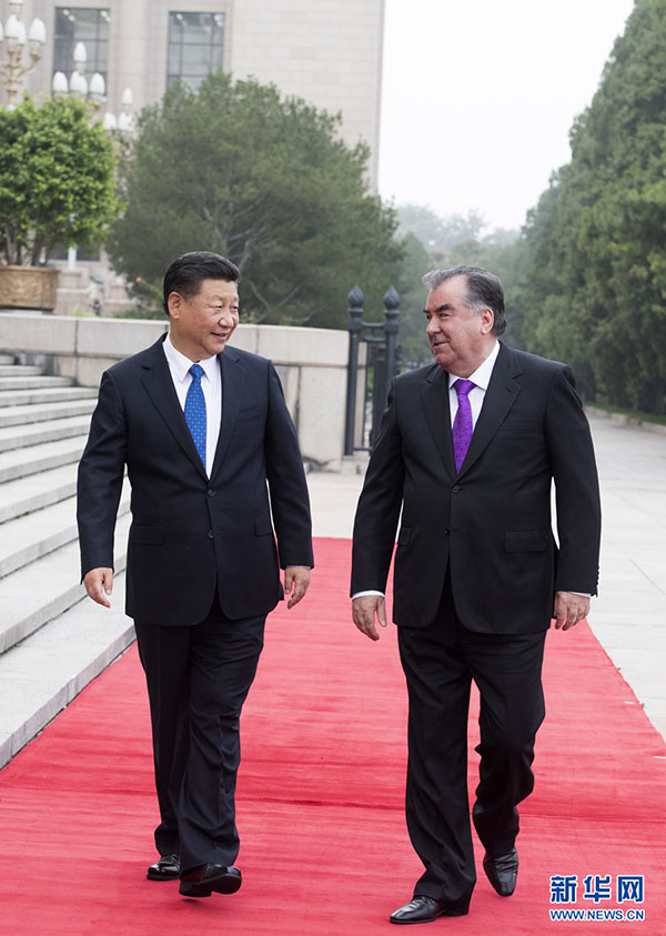 Xi Jinping se encontra com seu colega do Tajiquistão