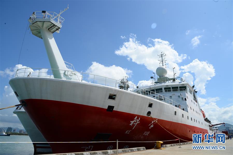 Navio de Pesquisa “Kexue” recolhe amostra de coral profundo com milhares de anos