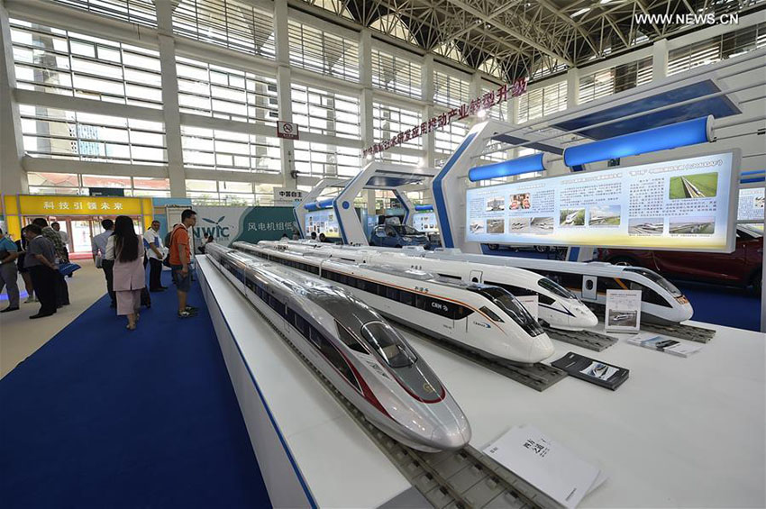 Ferrovia de alta velocidade chinesa atrai visitantes na Exposição China-Países Árabes