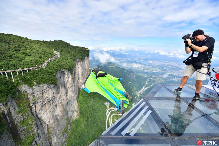 Competição mundial de wingsuit realizada em Zhangjiajie