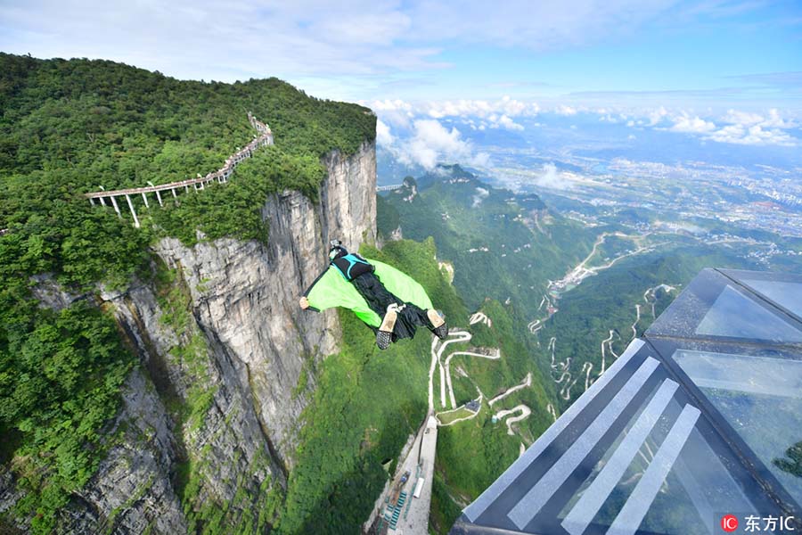 Competição mundial de wingsuit realizada em Zhangjiajie