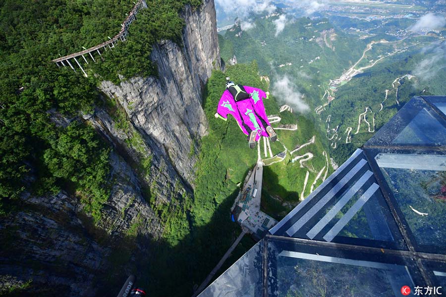 Competição mundial de wingsuit realizada em Zhangjiajie