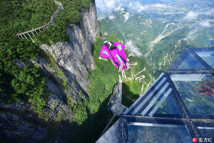 Competição mundial de wingsuit realizada em Zhangjiajie