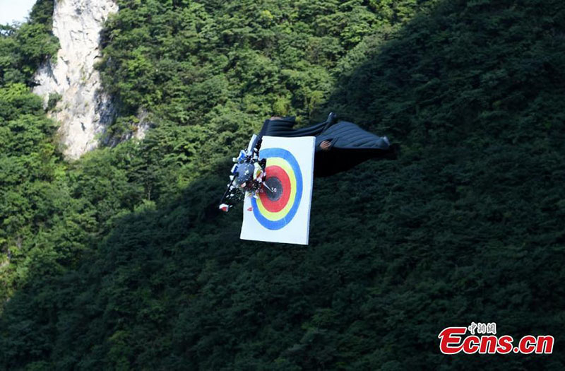 Brasileiro vence Campeonato Mundial de Wingsuit na Montanha Tianmen