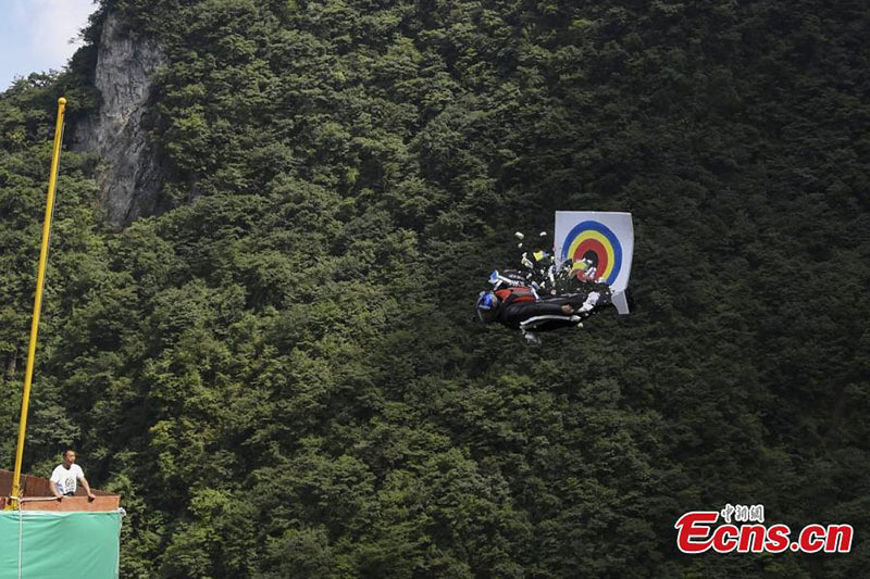 Brasileiro vence Campeonato Mundial de Wingsuit na Montanha Tianmen