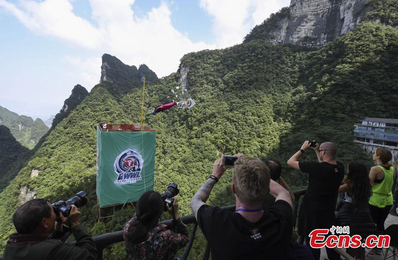 Brasileiro vence Campeonato Mundial de Wingsuit na Montanha Tianmen