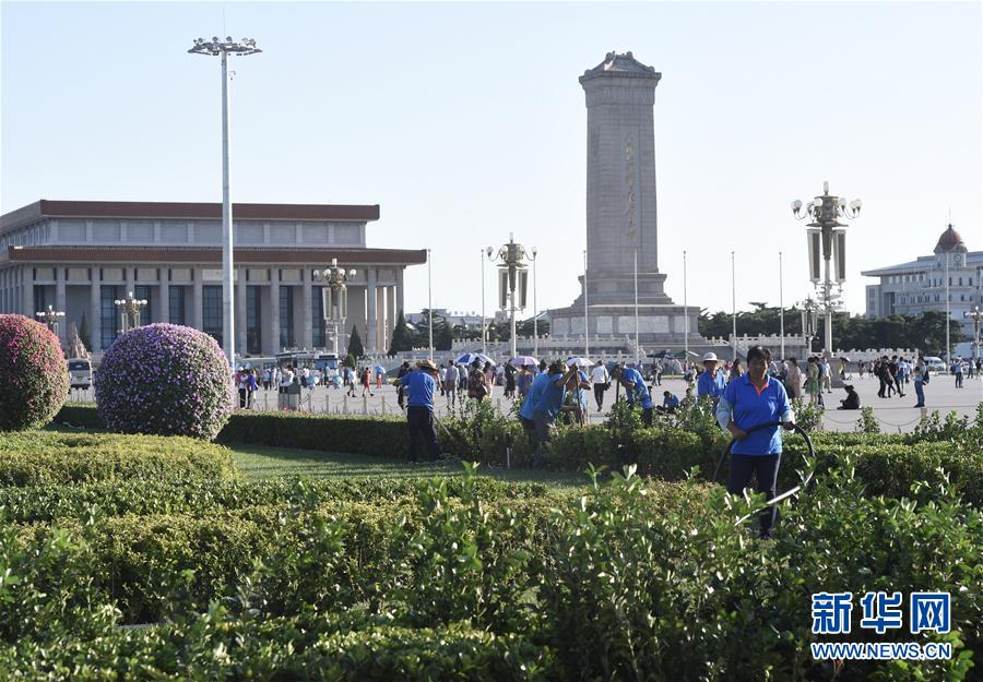 Praça Tian'anmen decorada para receber comemorações do Dia Nacional