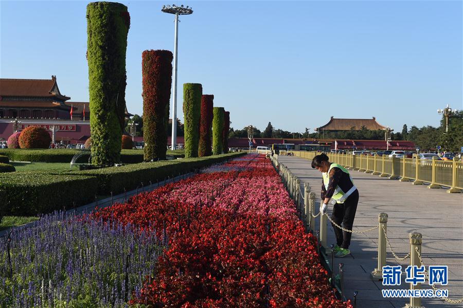 Praça Tian'anmen decorada para receber comemorações do Dia Nacional