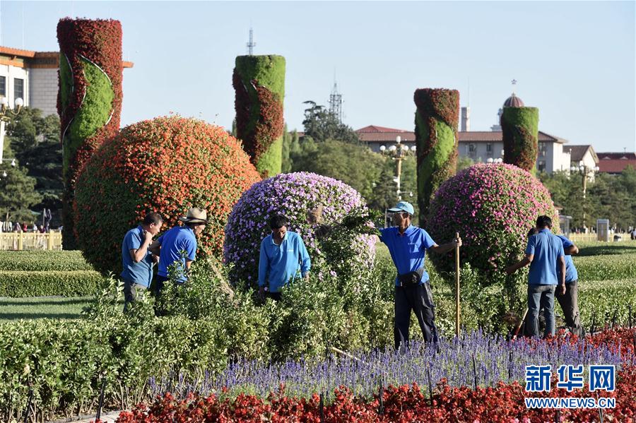 Praça Tian'anmen decorada para receber comemorações do Dia Nacional