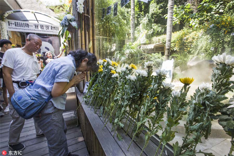 Visitantes prestam homenagem ao panda mais velho do mundo