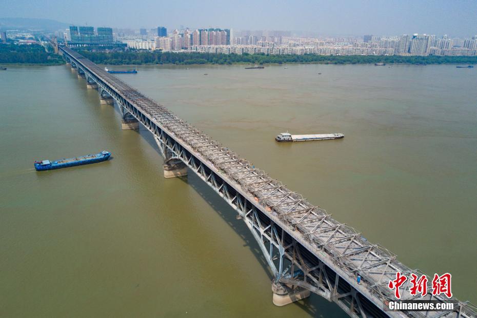 Ponte sobre rio Yangtze inicia período de manutenção