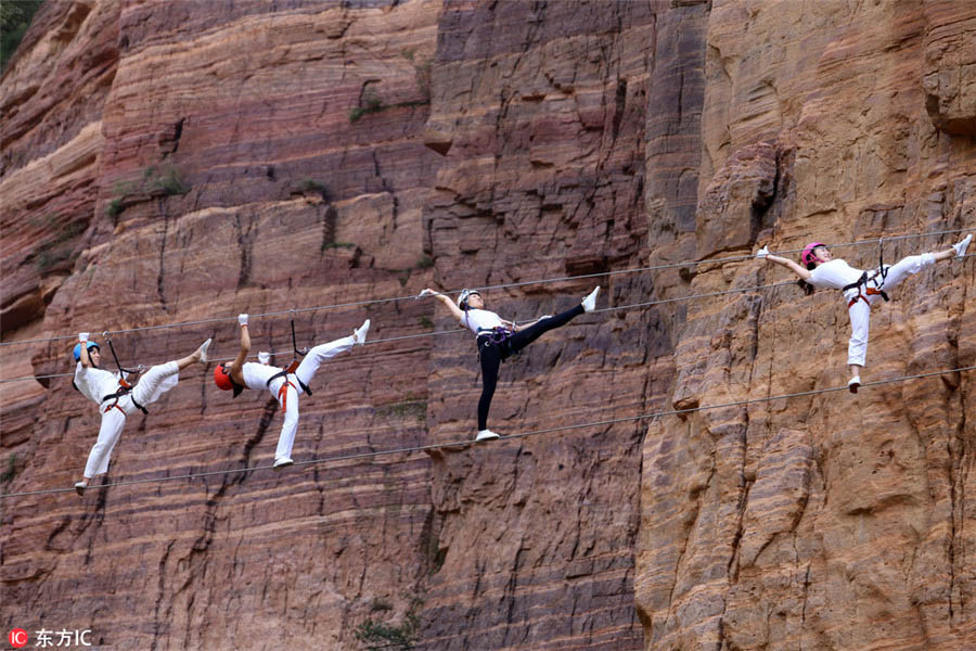 Entusiastas praticam yoga em penhasco