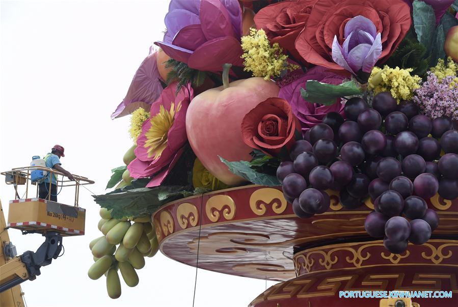 Trabalhadores instalam grande canteiro de flores na Praça Tiananmen em Beijing