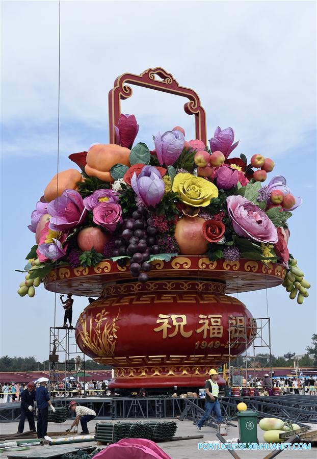 Trabalhadores instalam grande canteiro de flores na Praça Tiananmen em Beijing