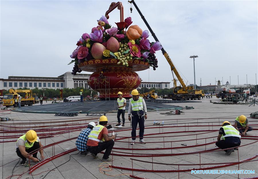 Trabalhadores instalam grande canteiro de flores na Praça Tiananmen em Beijing