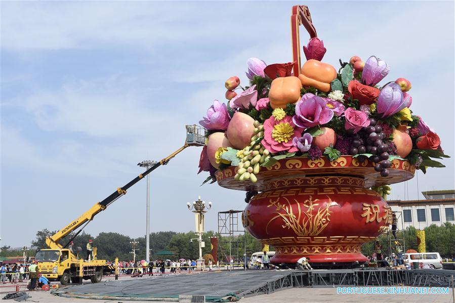 Trabalhadores instalam grande canteiro de flores na Praça Tiananmen em Beijing