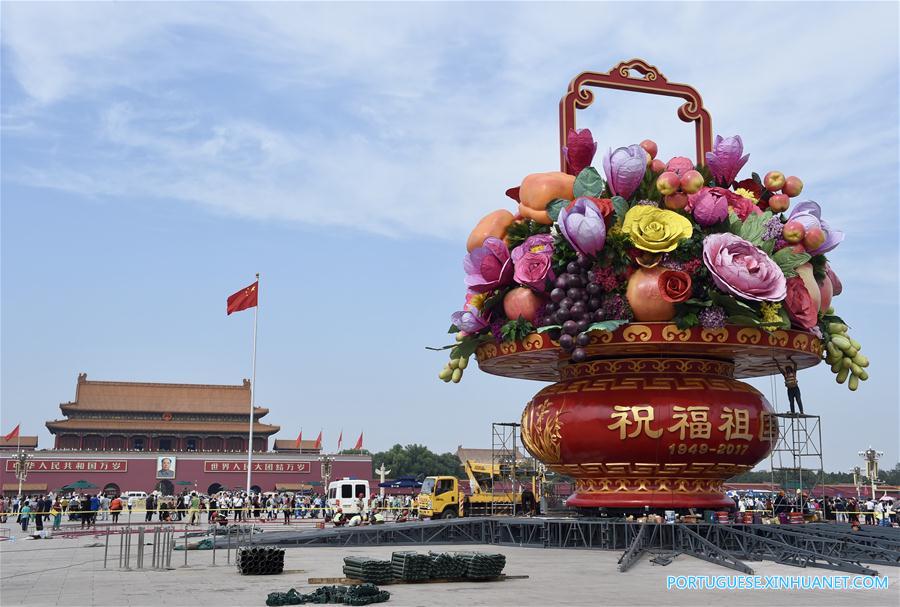 Trabalhadores instalam grande canteiro de flores na Praça Tiananmen em Beijing