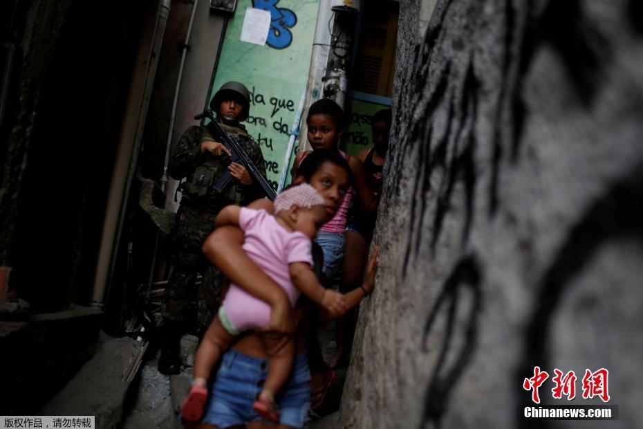 Brasil continua repressão às drogas na maior favela do Rio