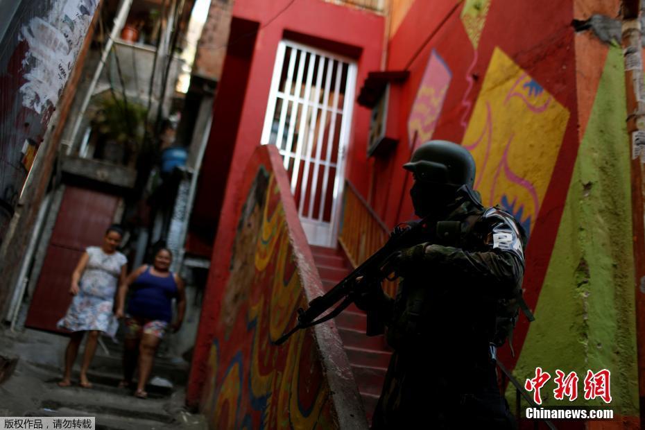 Brasil continua repressão às drogas na maior favela do Rio